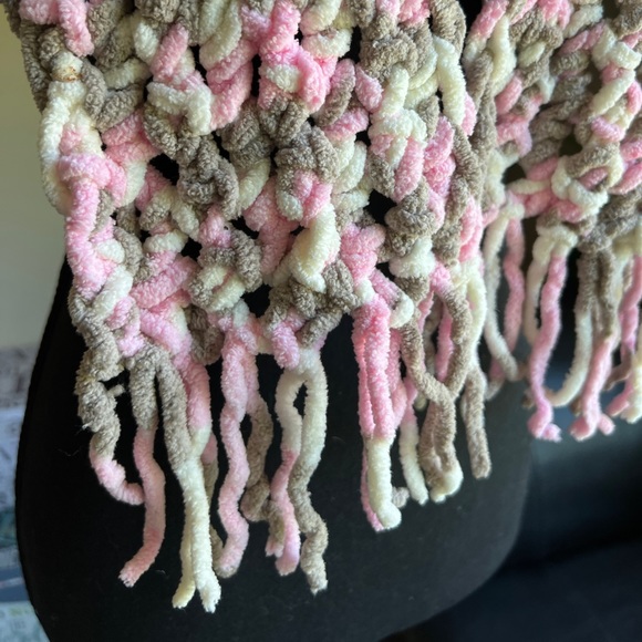 Vintage Bernat Yarn Knit Fringe Scarf Ivory Pink Gray Chunky 40” Plus - Picture 3 of 11